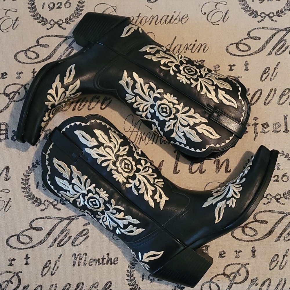 Ariat Black and White Heeled Boots with Elegant Design
